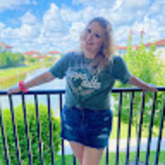 Meet your Posher, Alyssa - Picture 1 of 1